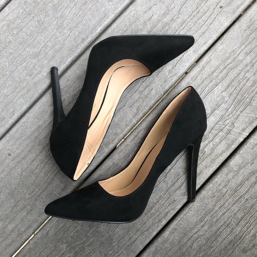 BLACK POINTY-TOE PUMP - SIZE 9
